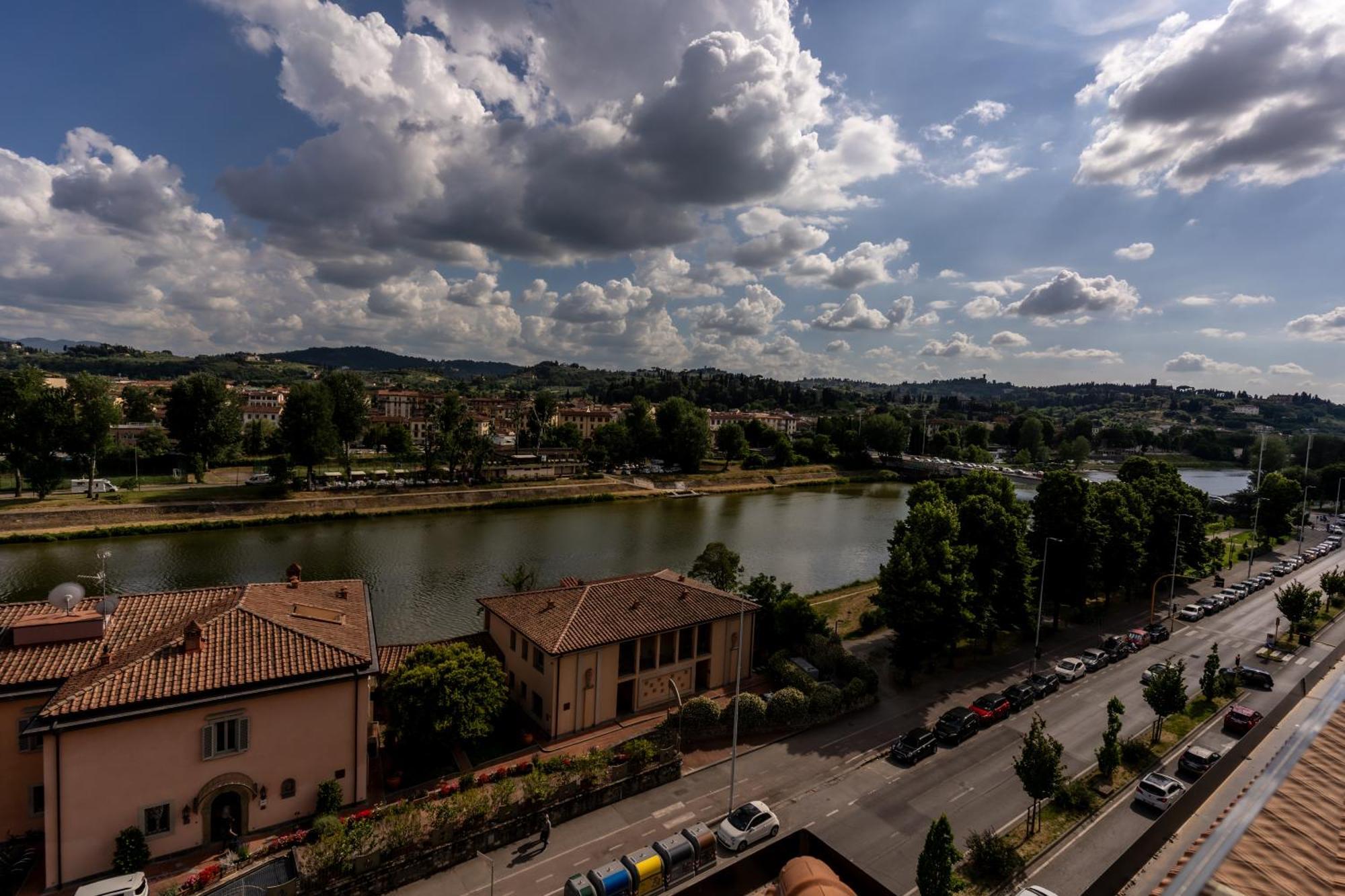 Columbus Urban Resort Florence Ngoại thất bức ảnh The Garonne river in Toulouse