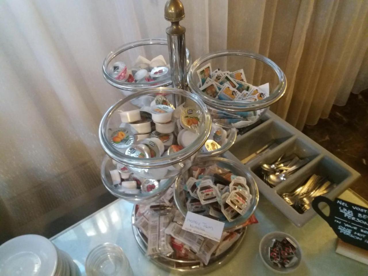 Columbus Urban Resort Florence Ngoại thất bức ảnh A tiered serving stand with various teas